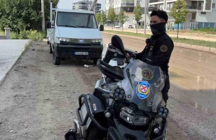 Aracına Sahte Plaka Taktı, Yakalanınca "işimiz Acildi" Dedi