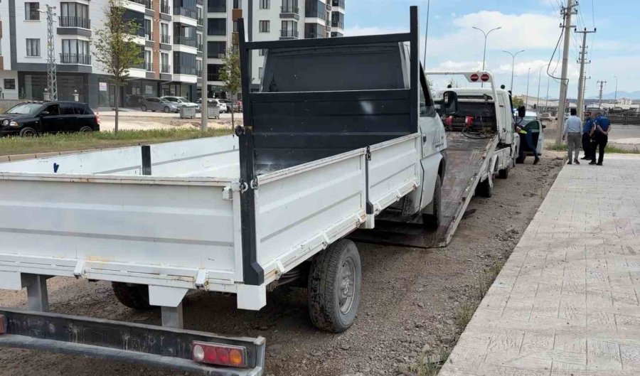 Aracına Sahte Plaka Taktı, Yakalanınca "işimiz Acildi" Dedi