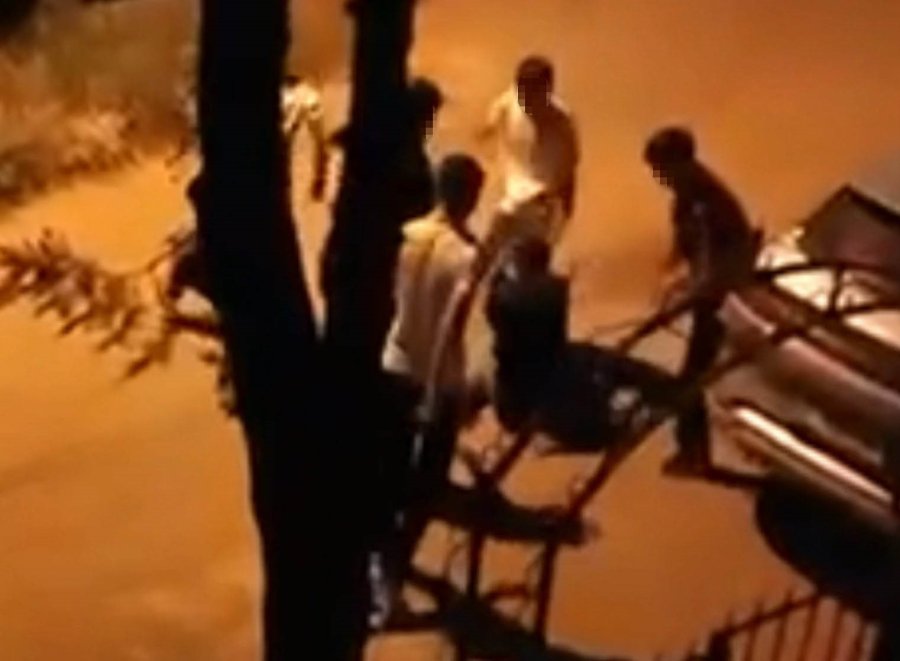 Aksaray’da İki Grup Arasındaki Bıçaklı Kavga Kamerada