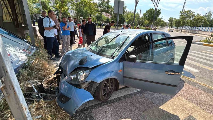 Otomobil Önce Kaldırıma Sonra Reklam Tabelasına Çarptı: 2 Yaralı