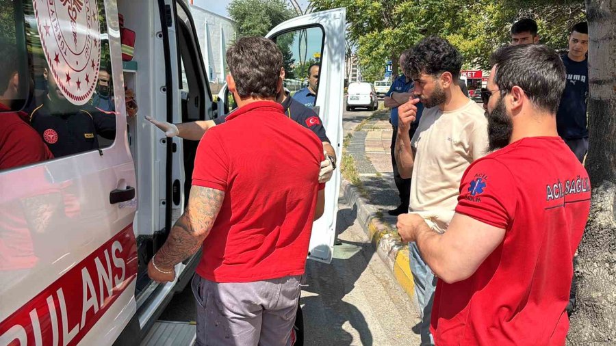Otomobil Önce Kaldırıma Sonra Reklam Tabelasına Çarptı: 2 Yaralı