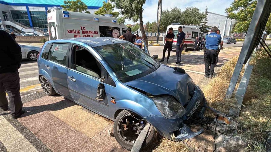 Otomobil Önce Kaldırıma Sonra Reklam Tabelasına Çarptı: 2 Yaralı