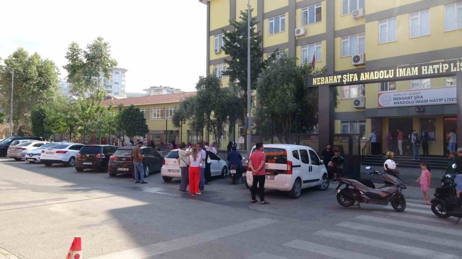 Alanya’da Lgs Heyecanı Başladı : Öğrenciler Sınavda Ter Döktü, Veliler Dualarla Bekledi