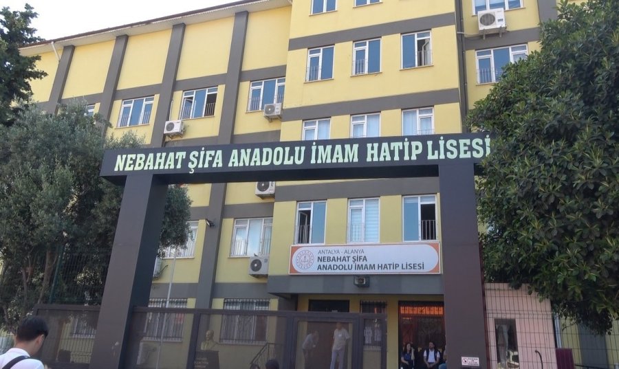 Alanya’da Lgs Heyecanı Başladı : Öğrenciler Sınavda Ter Döktü, Veliler Dualarla Bekledi