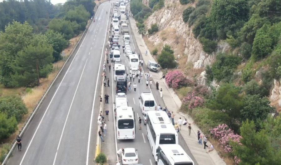 Antalya-kemer Yolunu Kilitleyen Kaza: Kilometrelerce Kuyruğun Sebebini Telefonlarına Gelen Videodan Öğrendiler