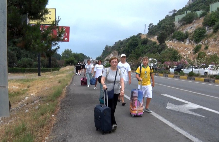 Antalya-kemer Yolunu Kilitleyen Kaza: Kilometrelerce Kuyruğun Sebebini Telefonlarına Gelen Videodan Öğrendiler