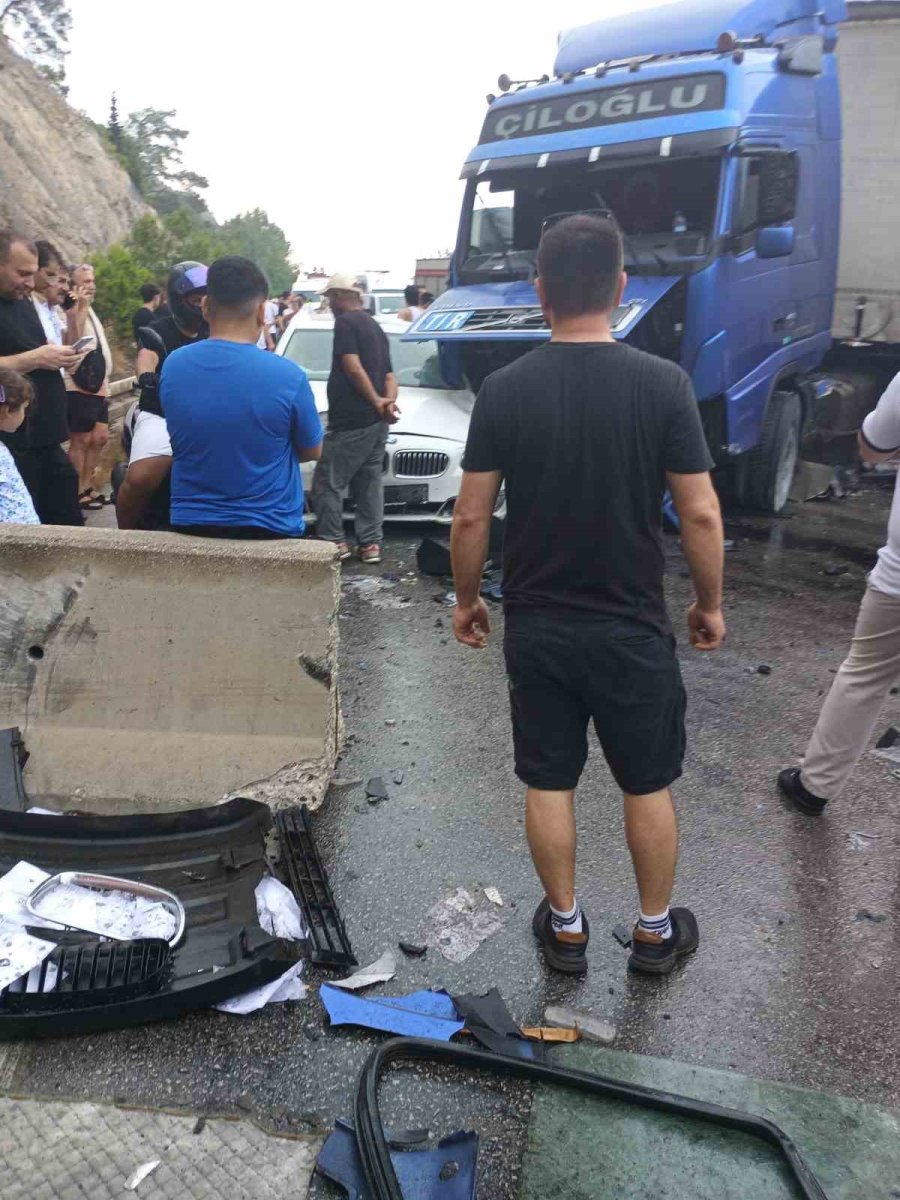 Antalya-kemer Yolunu Kilitleyen Kaza: Kilometrelerce Kuyruğun Sebebini Telefonlarına Gelen Videodan Öğrendiler