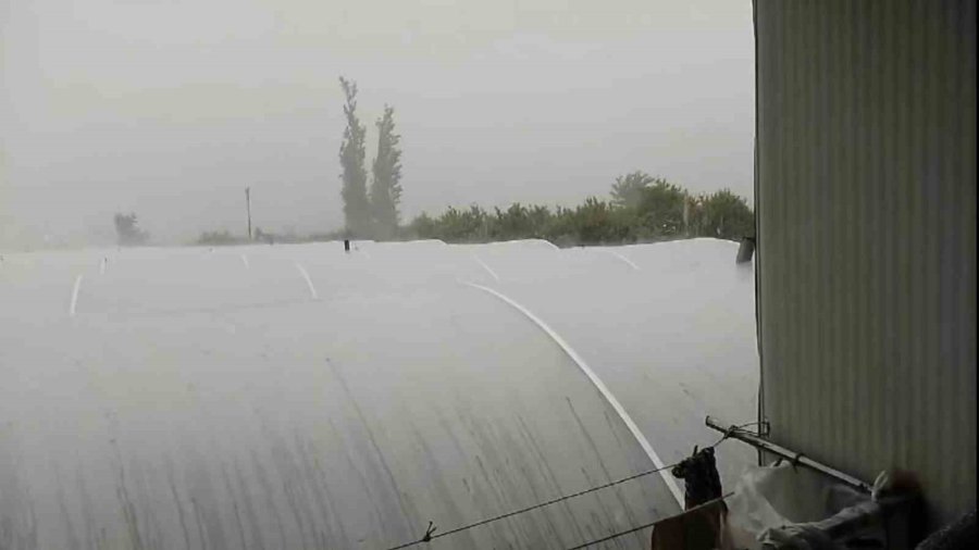 Kumluca’da Aniden Bastıran Dolu Yağışı Etkili Oldu