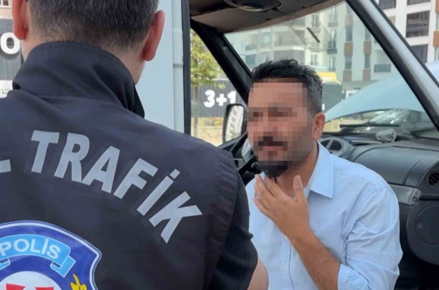 Aracına Sahte Plaka Taktı, Yakalanınca "işimiz Acildi" Dedi