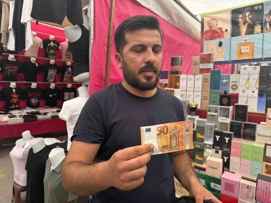 Pazarda Sahte Döviz Ve Altınlarla Alışveriş Yapmaya Çalıştı, Esnaf Ve Zabıtanın Dikkatiyle Yakalandı