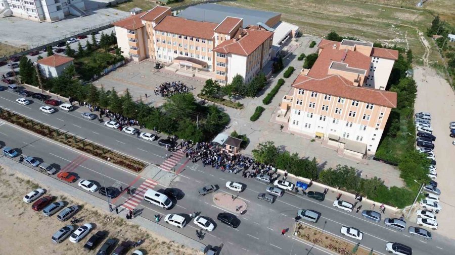 Karaman’da Lgs Heyecanı: Kimliğini Unutan Öğrencilerin Yardımına Polis Ve Veliler Koştu