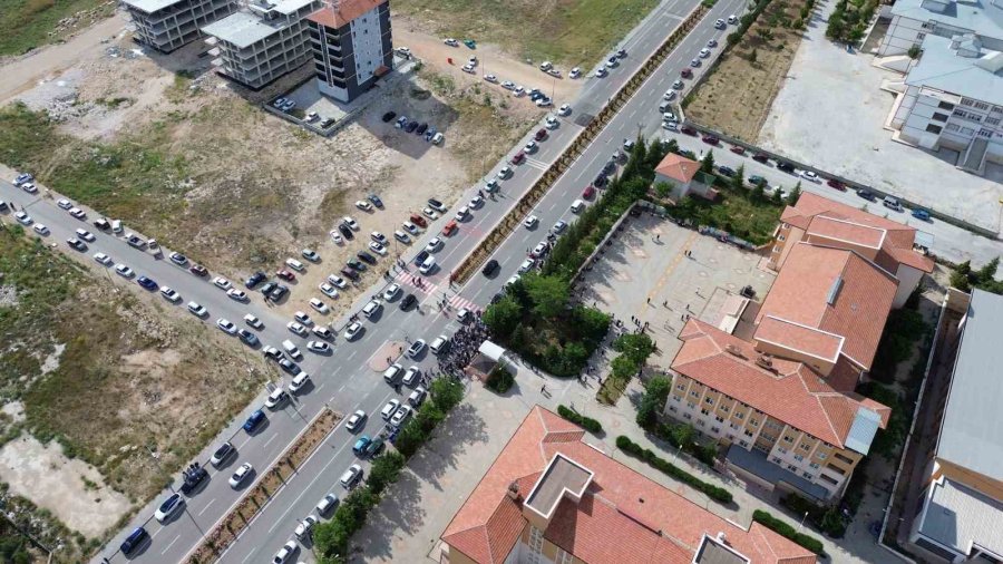 Karaman’da Lgs Heyecanı: Kimliğini Unutan Öğrencilerin Yardımına Polis Ve Veliler Koştu