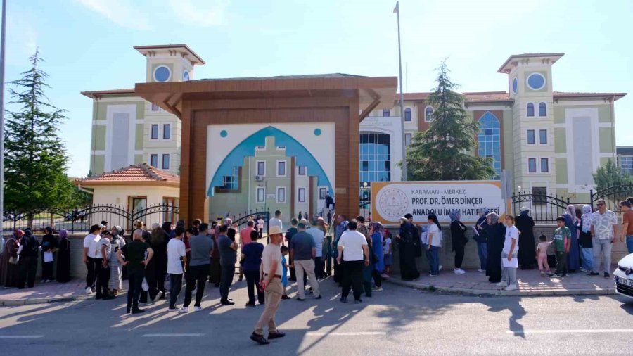 Karaman’da Lgs Heyecanı: Kimliğini Unutan Öğrencilerin Yardımına Polis Ve Veliler Koştu