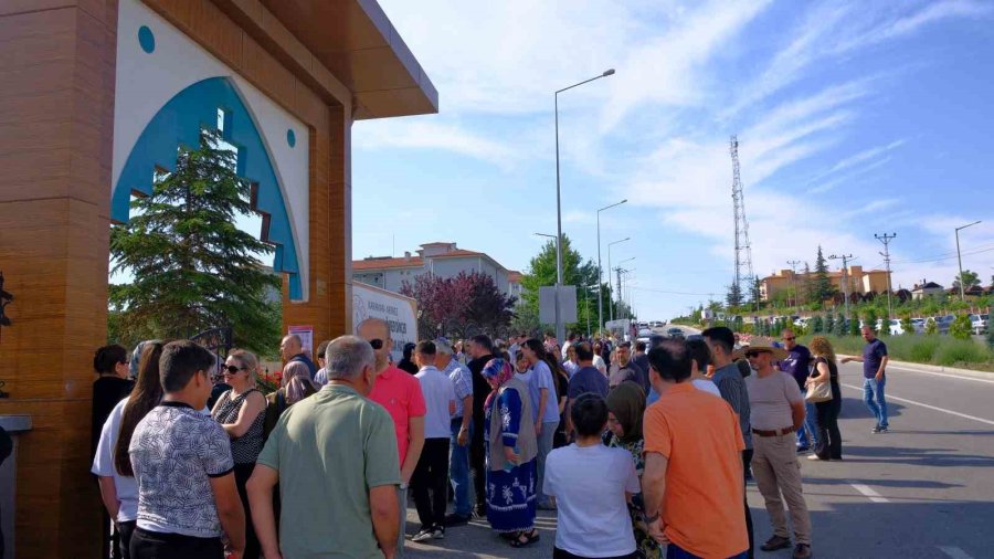 Karaman’da Lgs Heyecanı: Kimliğini Unutan Öğrencilerin Yardımına Polis Ve Veliler Koştu