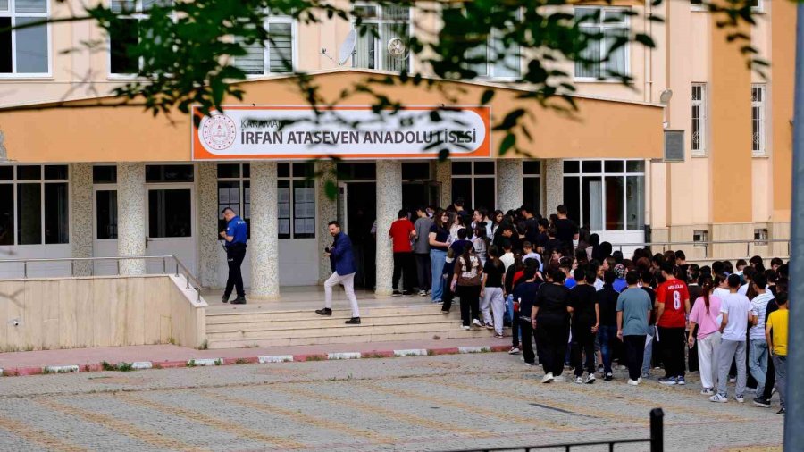 Karaman’da Lgs Heyecanı: Kimliğini Unutan Öğrencilerin Yardımına Polis Ve Veliler Koştu