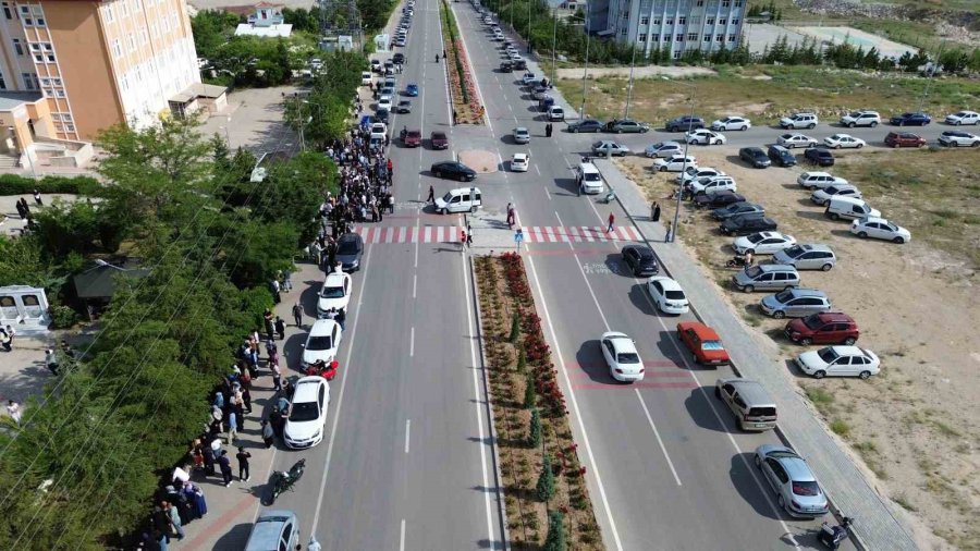 Karaman’da Lgs Heyecanı: Kimliğini Unutan Öğrencilerin Yardımına Polis Ve Veliler Koştu