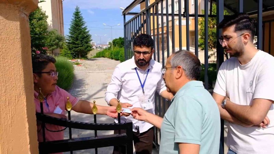 Karaman’da Lgs Heyecanı: Kimliğini Unutan Öğrencilerin Yardımına Polis Ve Veliler Koştu
