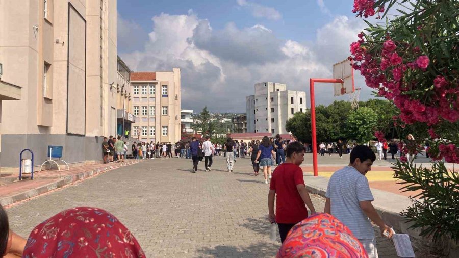 Mersin’de 25 Bin 965 Öğrenci İçin Lgs Başladı: Çocuklar İçerde Aileleri Dışarda Ter Döktü
