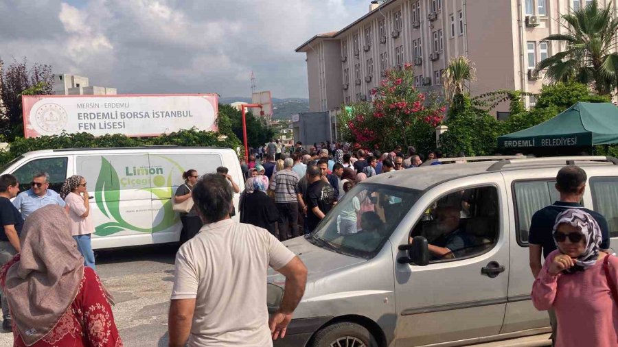 Mersin’de 25 Bin 965 Öğrenci İçin Lgs Başladı: Çocuklar İçerde Aileleri Dışarda Ter Döktü