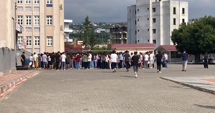 Mersin’de 25 Bin 965 Öğrenci İçin Lgs Başladı: Çocuklar İçerde Aileleri Dışarda Ter Döktü