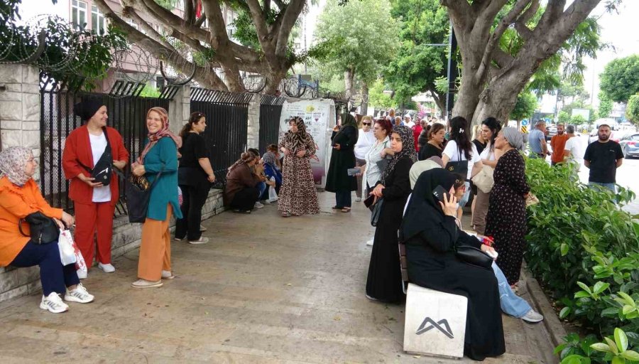 Mersin’de 25 Bin 965 Öğrenci İçin Lgs Başladı: Çocuklar İçerde Aileleri Dışarda Ter Döktü
