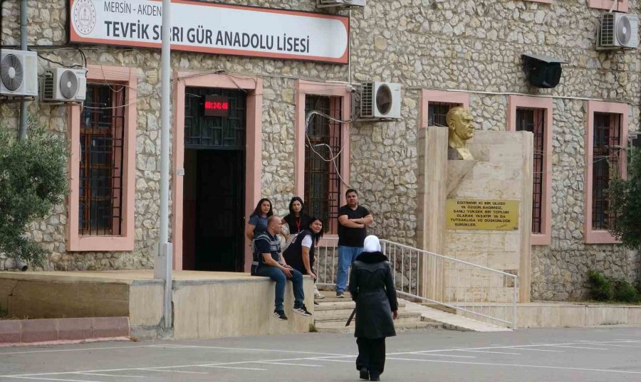 Mersin’de 25 Bin 965 Öğrenci İçin Lgs Başladı: Çocuklar İçerde Aileleri Dışarda Ter Döktü