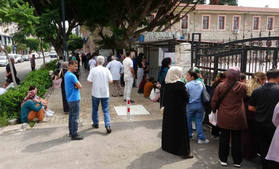 Mersin’de 25 Bin 965 Öğrenci İçin Lgs Başladı: Çocuklar İçerde Aileleri Dışarda Ter Döktü