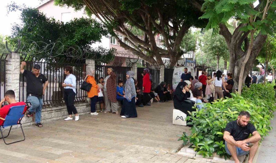 Mersin’de 25 Bin 965 Öğrenci İçin Lgs Başladı: Çocuklar İçerde Aileleri Dışarda Ter Döktü
