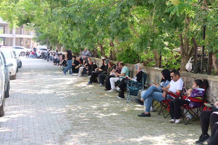 Kamp Sandalyeleri Piknik İçin Değil, Sınav Maratonunu Beklemek İçin Açıldı