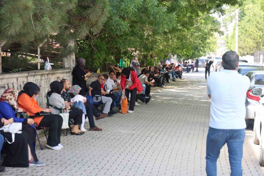 Kamp Sandalyeleri Piknik İçin Değil, Sınav Maratonunu Beklemek İçin Açıldı