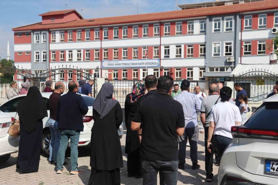 Kamp Sandalyeleri Piknik İçin Değil, Sınav Maratonunu Beklemek İçin Açıldı