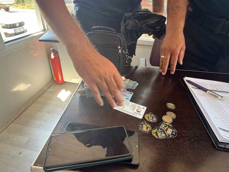 Pazarda Sahte Döviz Ve Altınlarla Alışveriş Yapmaya Çalıştı, Esnaf Ve Zabıtanın Dikkatiyle Yakalandı