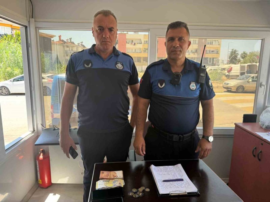 Pazarda Sahte Döviz Ve Altınlarla Alışveriş Yapmaya Çalıştı, Esnaf Ve Zabıtanın Dikkatiyle Yakalandı