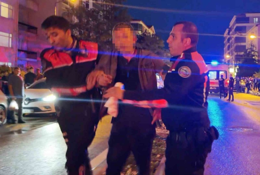 Öfkeli Baba, Kızını Rahatsız Eden Gencin Kulağını Kesti: 1’i Polis 2 Yaralı