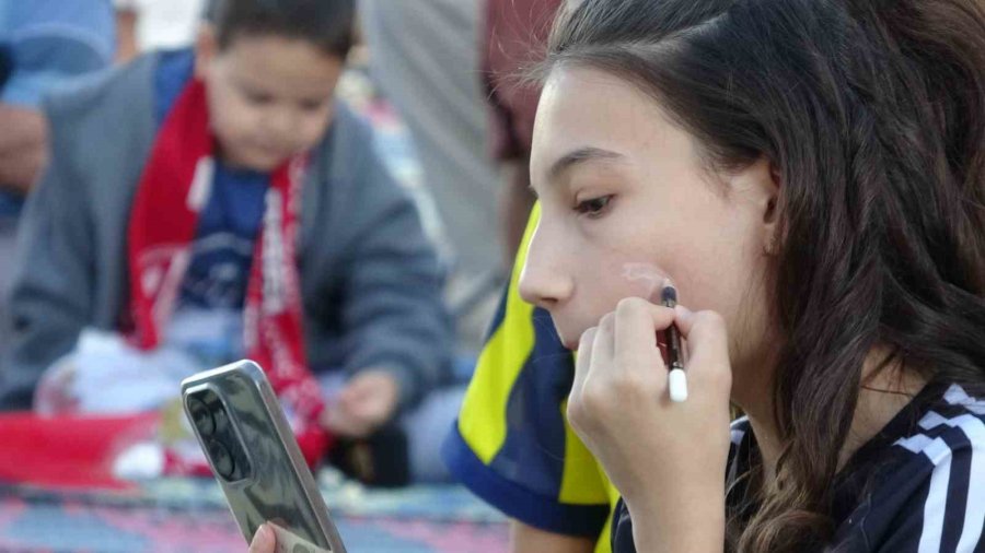 Milli Maç Heyecanını İhl Bahçesinde Dev Ekranda İzlediler