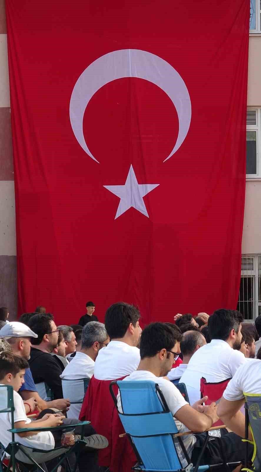 Milli Maç Heyecanını İhl Bahçesinde Dev Ekranda İzlediler