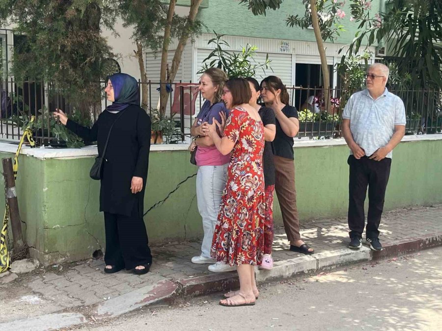 Öğretmen Çiftin Evinden Çıkan Cenazeler Gözyaşları Arasında Morga Kaldırıldı