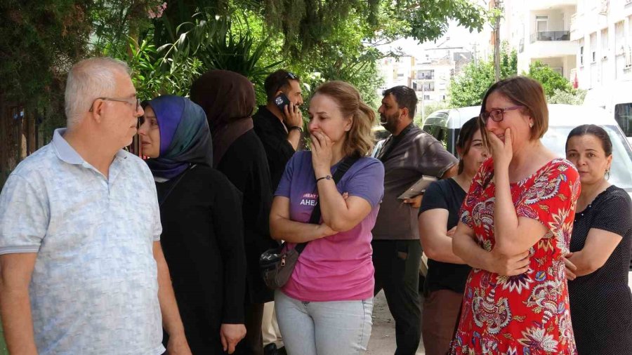 Öğretmen Çiftin Evinden Çıkan Cenazeler Gözyaşları Arasında Morga Kaldırıldı