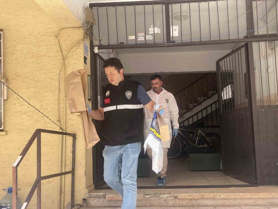Öğretmen Çiftin Evinden Çıkan Cenazeler Gözyaşları Arasında Morga Kaldırıldı