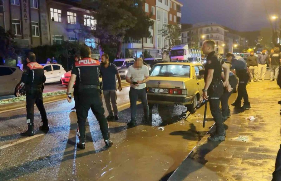 Öfkeli Baba, Kızını Rahatsız Eden Gencin Kulağını Kesti: 1’i Polis 2 Yaralı