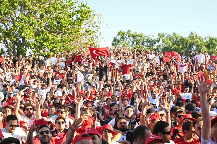 Antalyalılar Dünya Kupası Heyecanı İçin Olbia Kent Meydanı’nda Buluştu