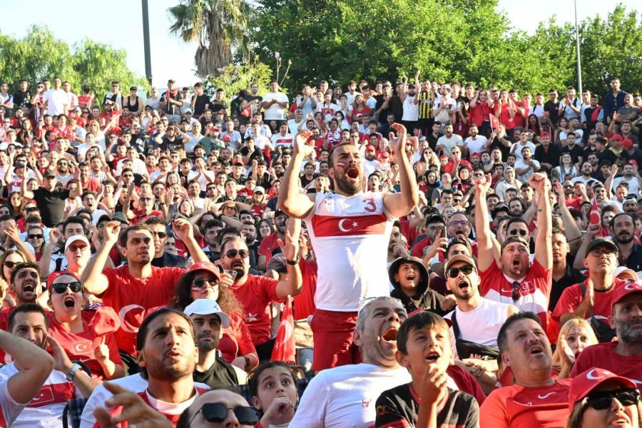Antalyalılar Dünya Kupası Heyecanı İçin Olbia Kent Meydanı’nda Buluştu
