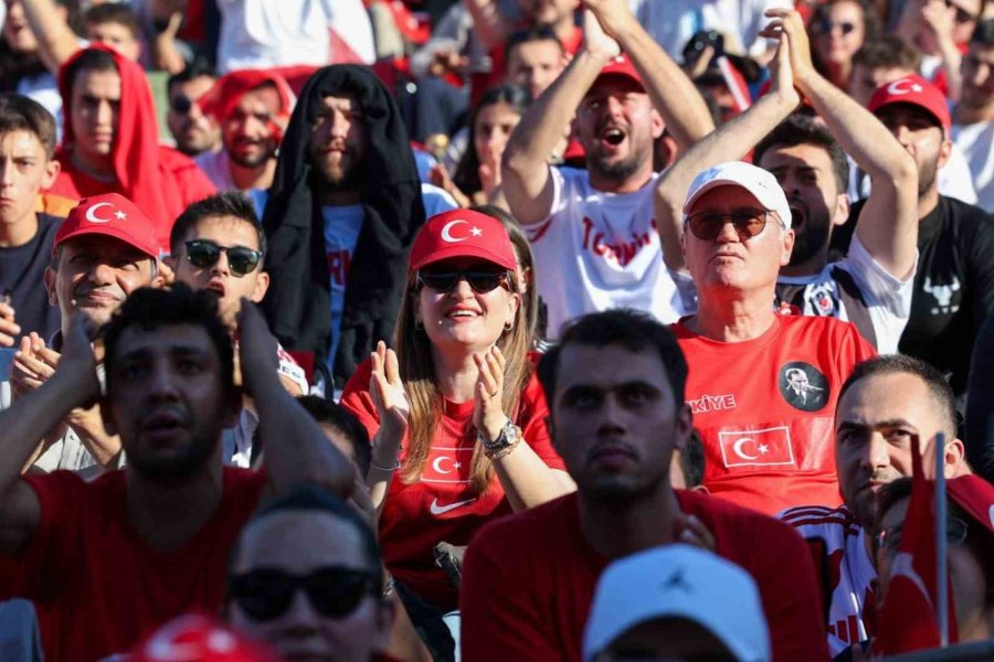 Antalyalılar Dünya Kupası Heyecanı İçin Olbia Kent Meydanı’nda Buluştu