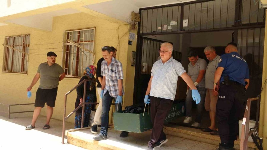 Öğretmen Çiftin Evinden Çıkan Cenazeler Gözyaşları Arasında Morga Kaldırıldı