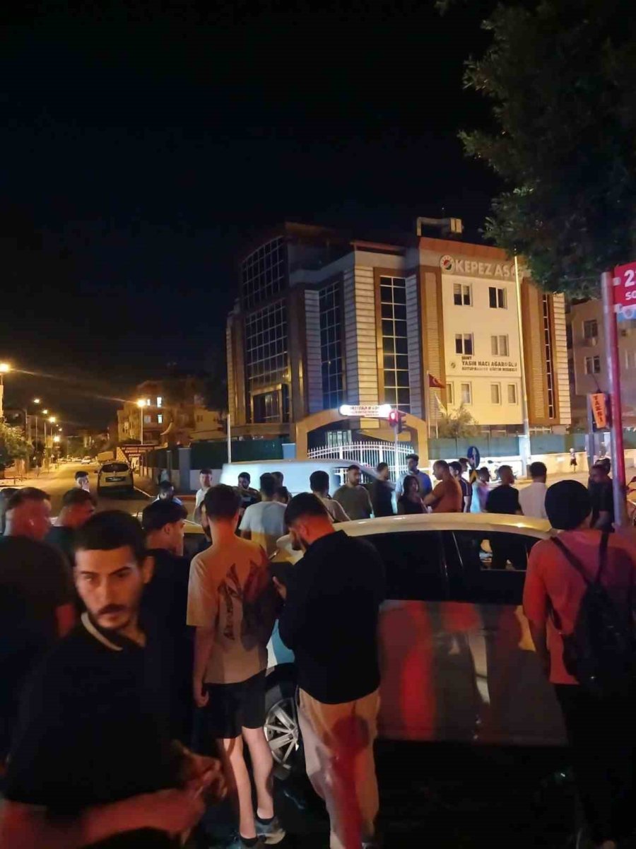 Antalya’da Otomobiller Kavşakta Çarpıştı: 2 Yaralı