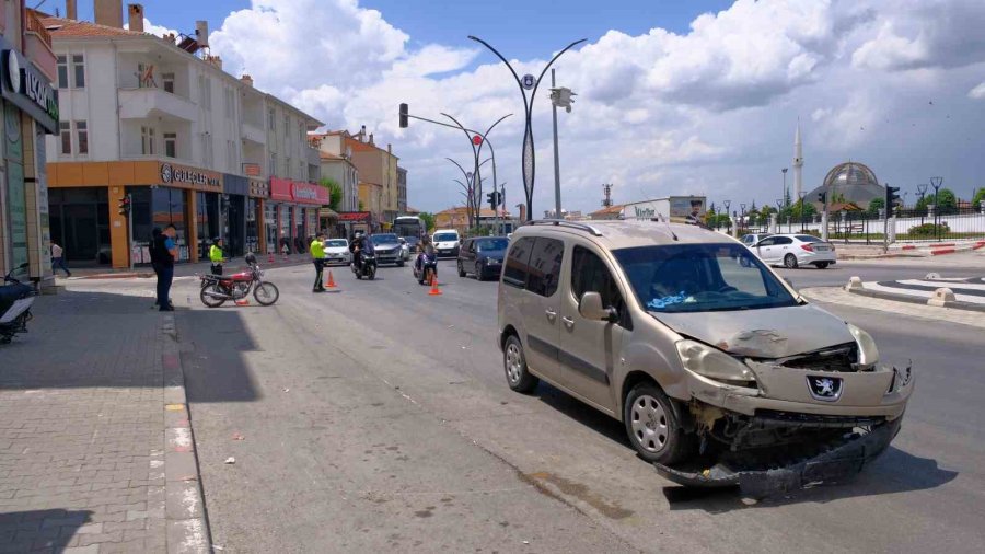 Motosikletteki 2 Kişinin Ölümden Döndüğü Kaza Kamerada