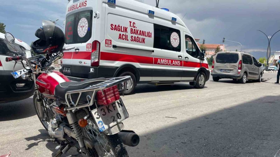 Motosikletteki 2 Kişinin Ölümden Döndüğü Kaza Kamerada