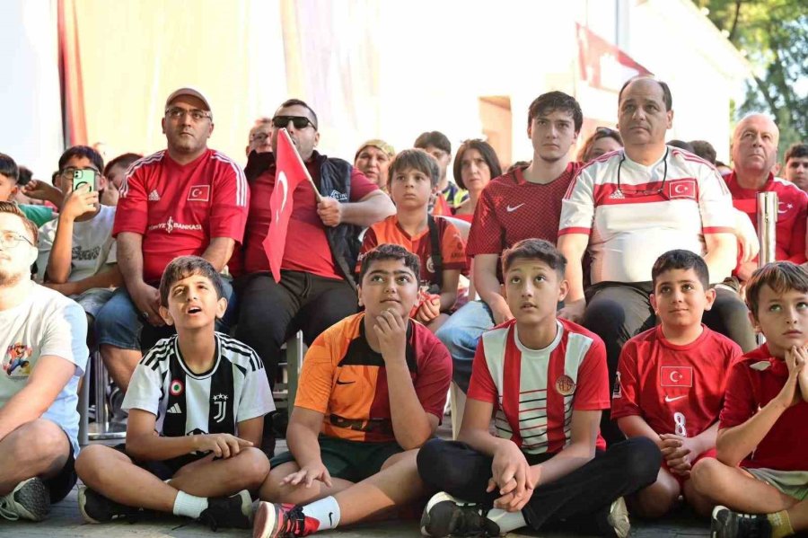 Dokumapark’ta Milli Heyecan: Antalyalılar Kepez’de Dev Ekranda Buluştu