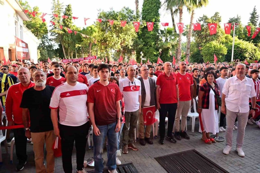 Dokumapark’ta Milli Heyecan: Antalyalılar Kepez’de Dev Ekranda Buluştu