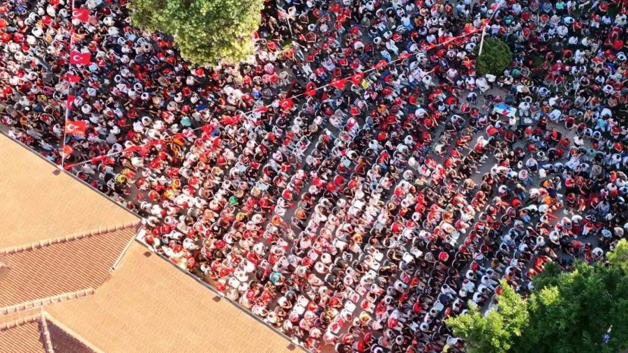 Dokumapark’ta Milli Heyecan: Antalyalılar Kepez’de Dev Ekranda Buluştu